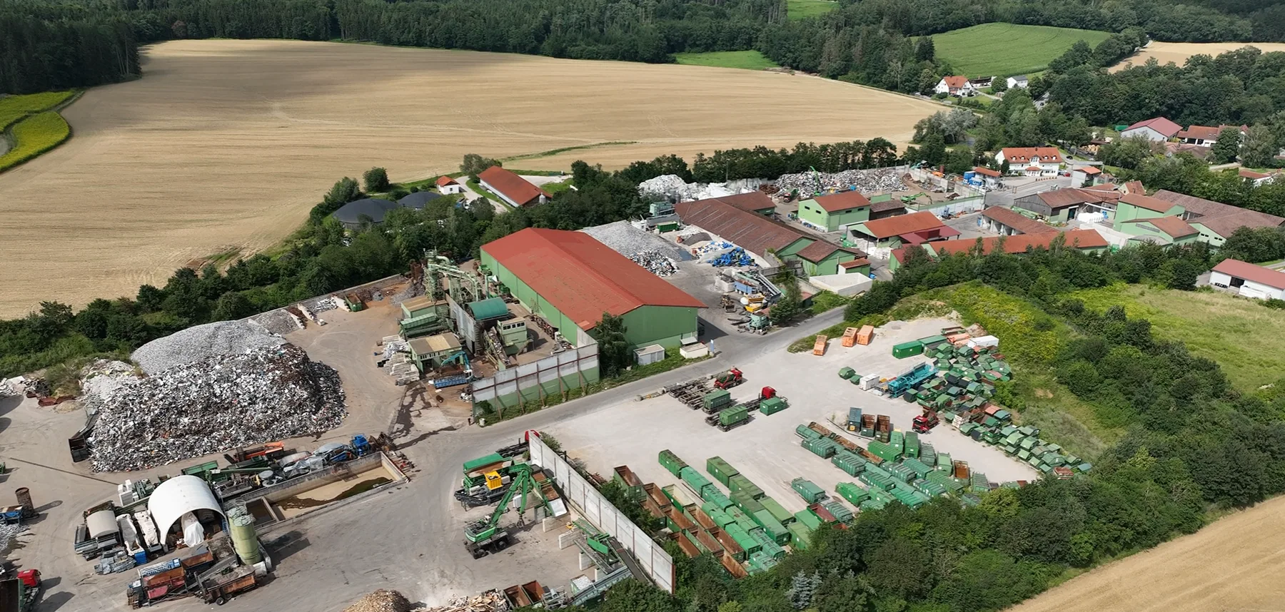 Luftaufnahme des Recyclingstandortes von Schenker mit Hallen und Materiallagern